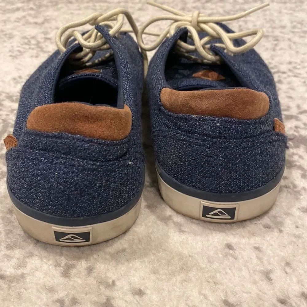 REEF DECKHAND 3 shoes size 10 in EUC navy blue with suede accent  GUC
